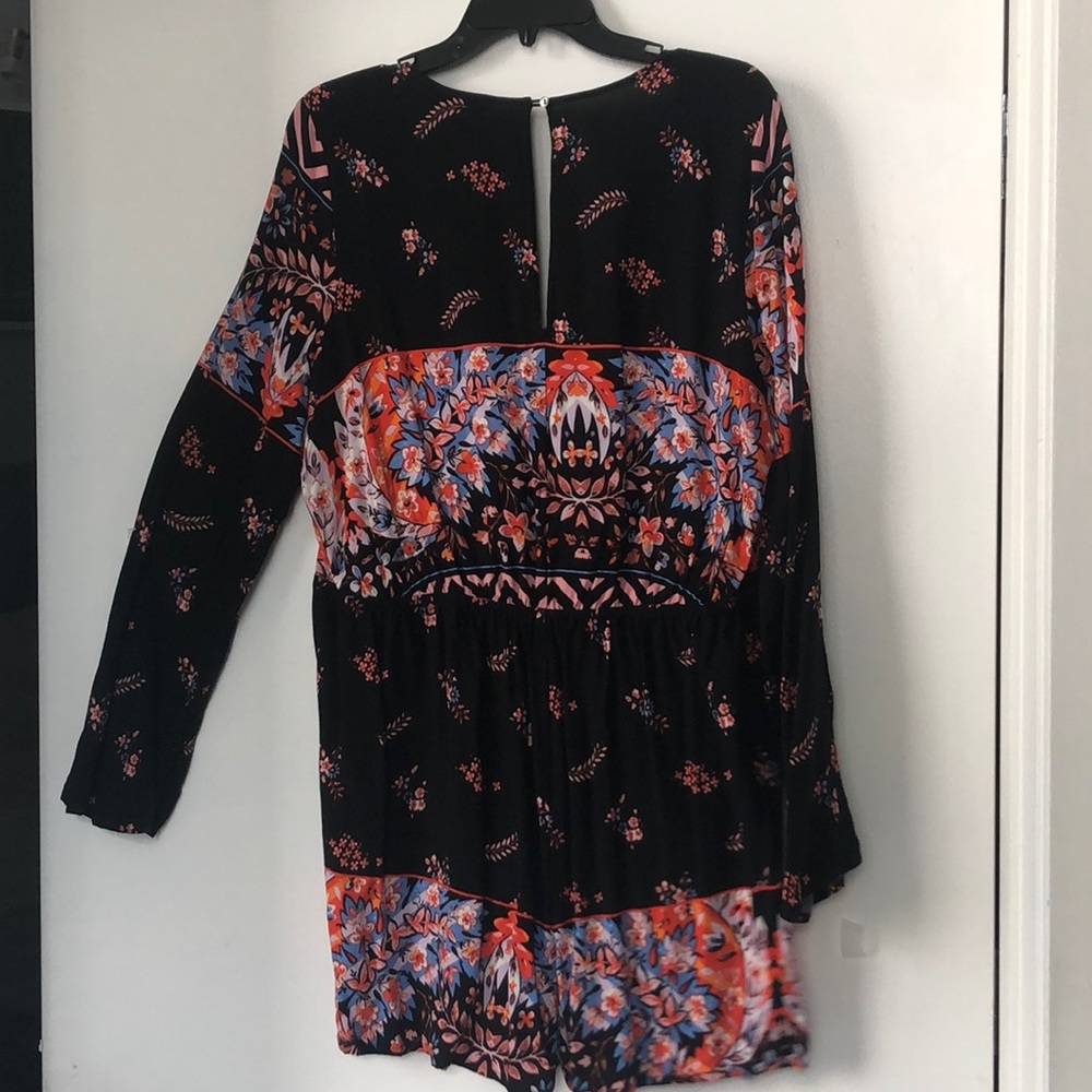 Express Perfect Summer Romper - Picture 2 of 6